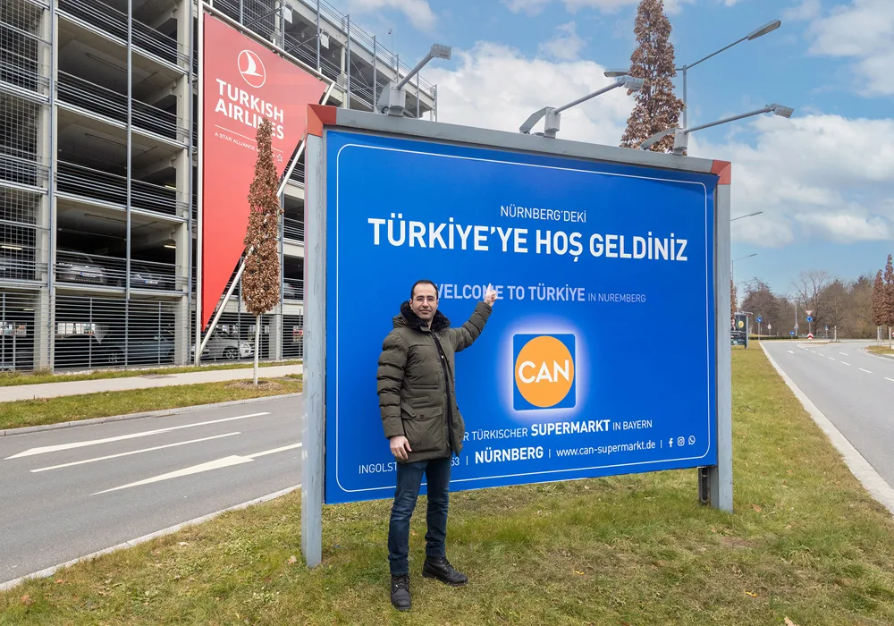 Nürnberg Havalimanı’nda “Türkiye’ye Hoş Geldiniz” Afişi Yolcuları Karşılıyor