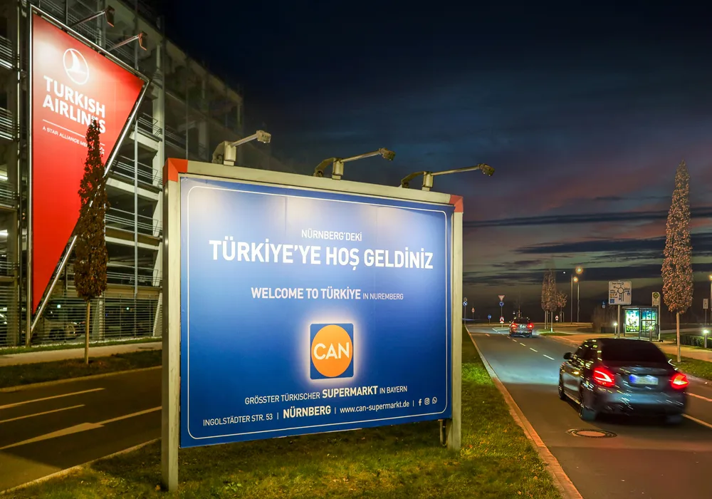 Nürnberg Havalimanı’nda ‘Türkiye’ye Hoş Geldiniz’ afişi yolcuları şaşkına çeviriyor