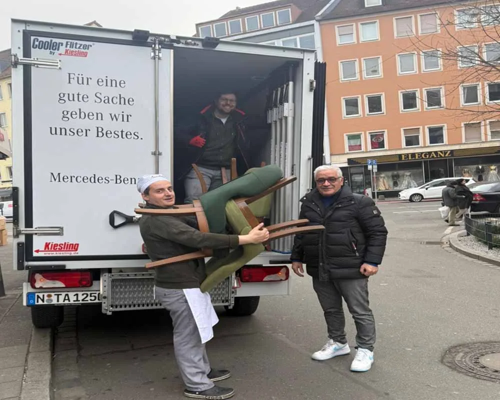 Tafel adlı yardım kuruluşuna 60 adet sandalye hibe etti