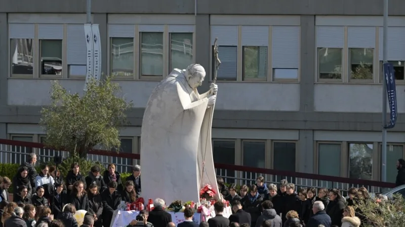 Halk Papa Francis’in kaldığı hastane önünde toplandı