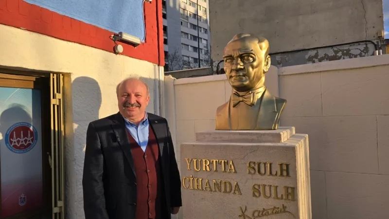 Çalınan Atatürk büstünün yerine yenisi konuldu 
