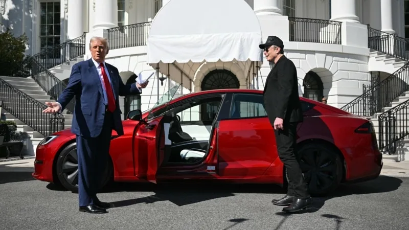 Trump, Musk’a destek için Beyaz Saray’da Tesla araba satın aldı
