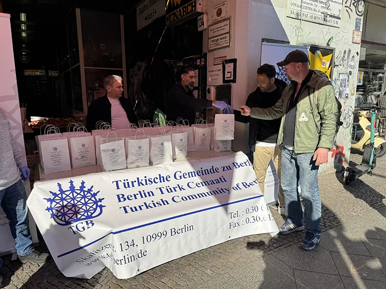 Berlin Türk Cemaati yardım paketi dağıttı