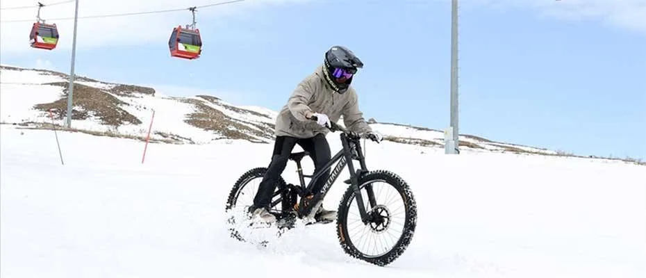 Downhill sporcuları Erciyes’in karla kaplı pistlerinde güç depoluyor