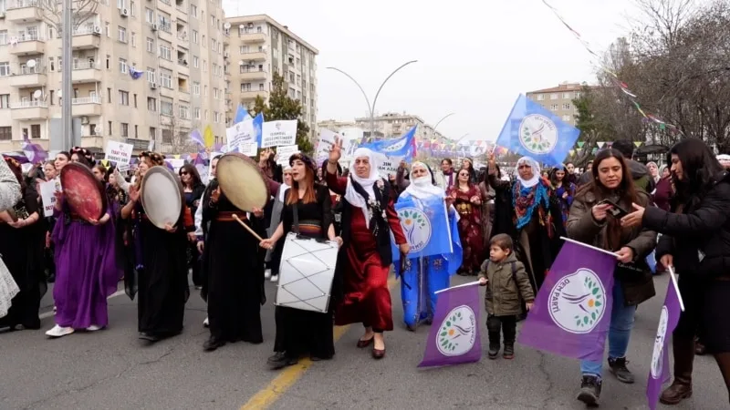 Diyarbakır’da 8 Mart Dünya Emekçi Kadınlar Günü ‘barış’ mesajıyla kutlandı