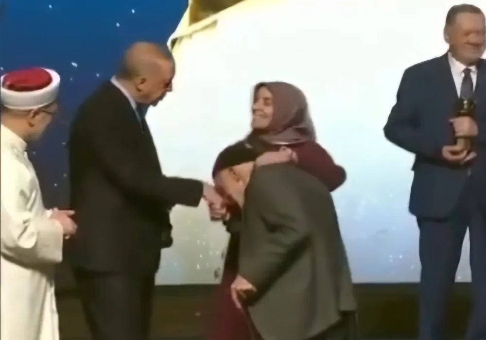 92 Yaşındaki Birine El Öptürmesi Tepki Çekti