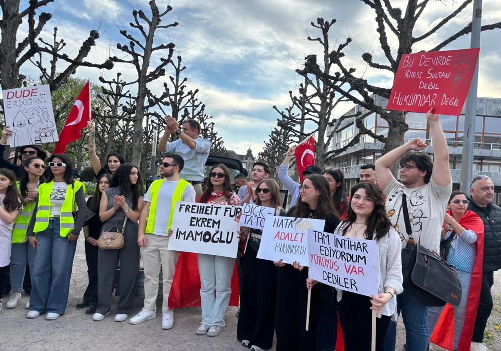 Karlsruhe’de binlerce kişi adalet, hukuk ve demokrasi için yürüdü