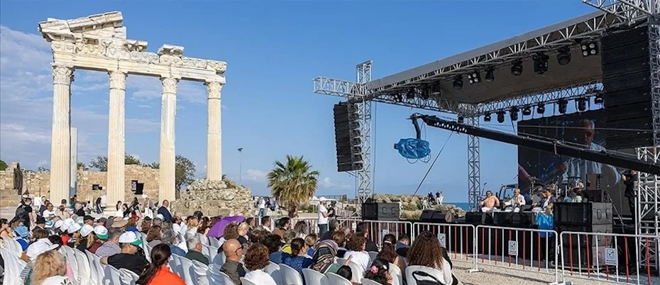 Apollon Tapınağı’nda Girit ve Türk müzikleri seslendirildi