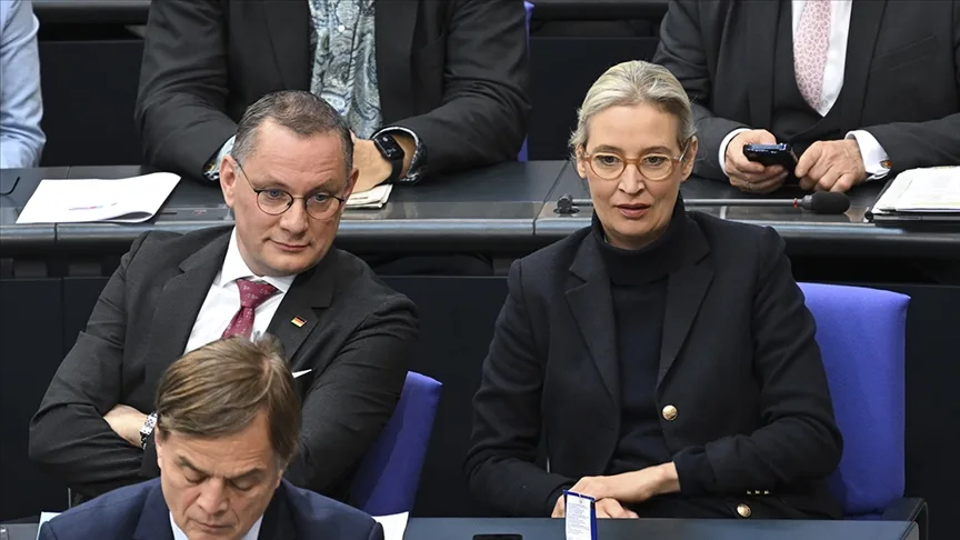 AfD, ilk kez bir ankette birinci parti konumuna geldi