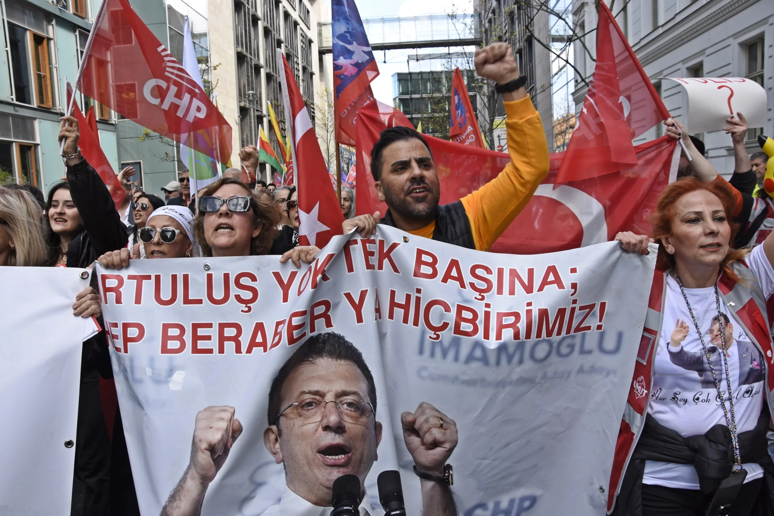 Berlin’de Binlerce Kişi 19 Mart Darbesine Karşı Yürüdü
