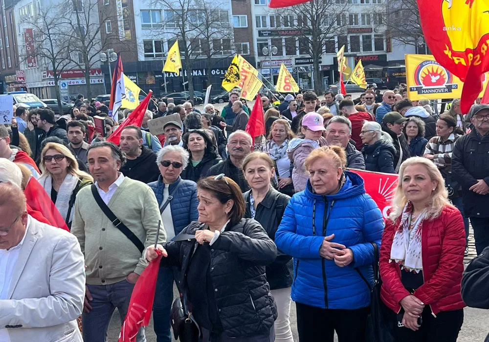 Hannover’de binlerce kişi “Adalet, Hukuk ve Demokrasi” için yürüdü