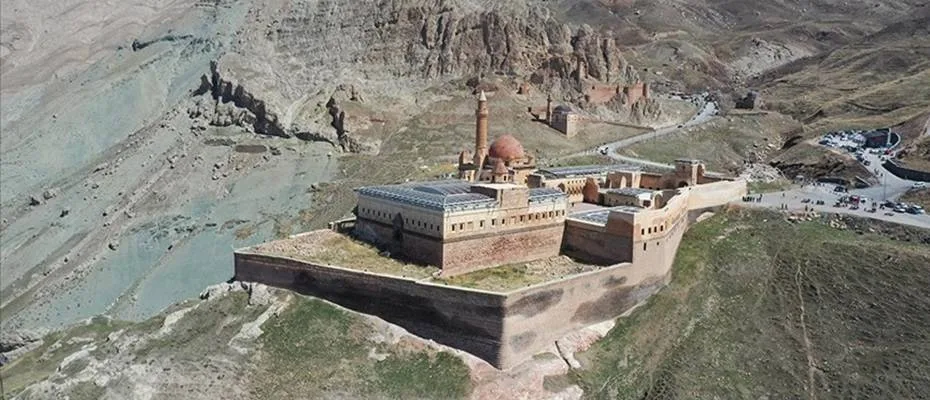 İshak Paşa Sarayı bayram tatilinde ziyaretçilerini ağırlıyor