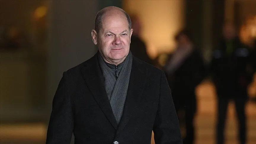 Scholz’a sarılmanın cezası 4 bin 500 Euro