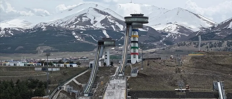 Türkiye’nin tek kayakla atlama kulelerinin pistleri ahşapla yenileniyor