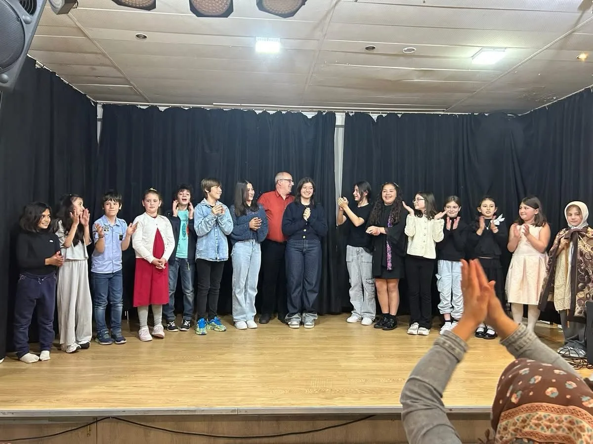 MİNİKLER SAHNEDE DEVLEŞTİ