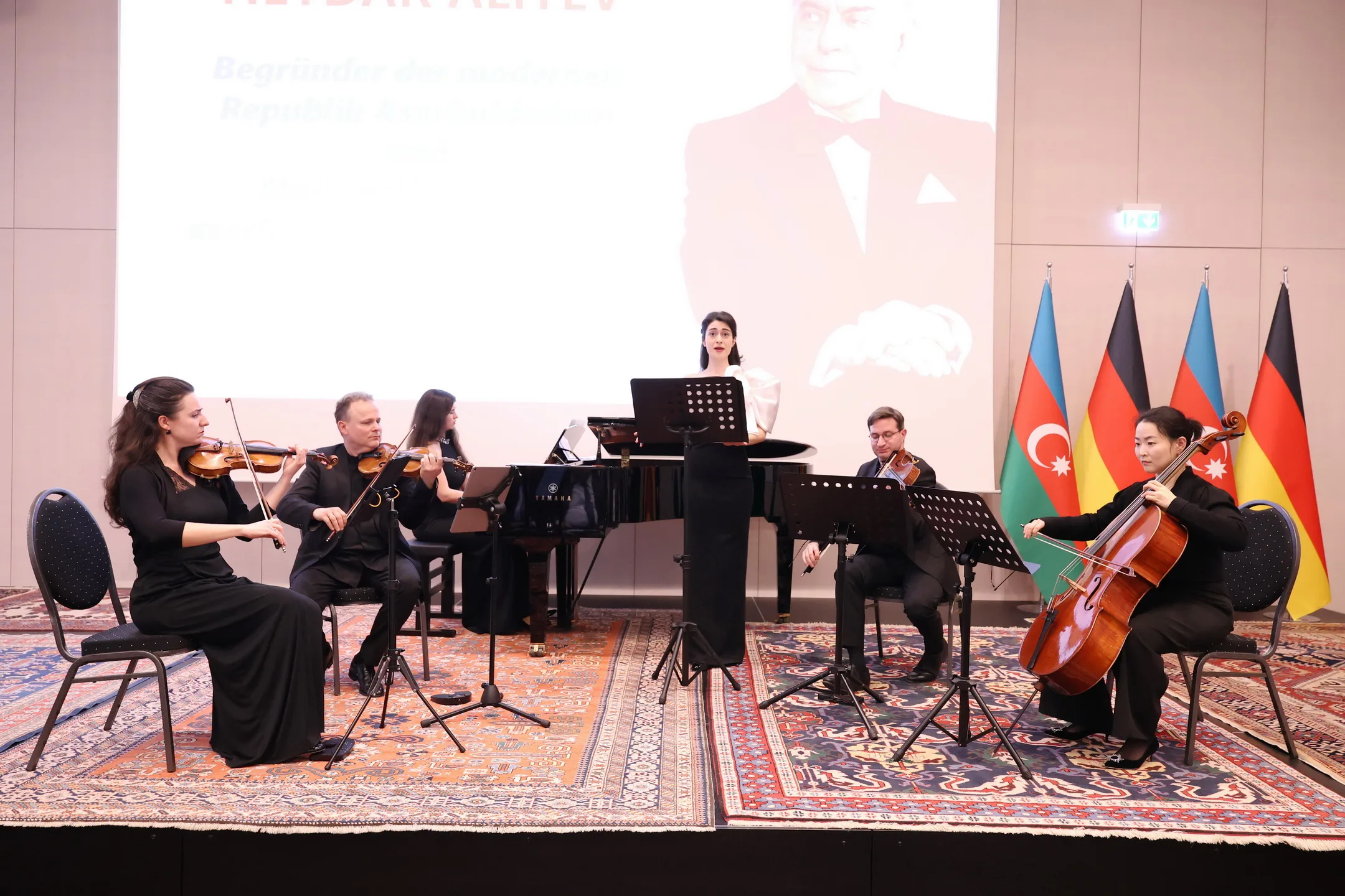 Berlin’de Haydar Aliyev’in 102. Doğum Günü Coşkuyla Kutlandı