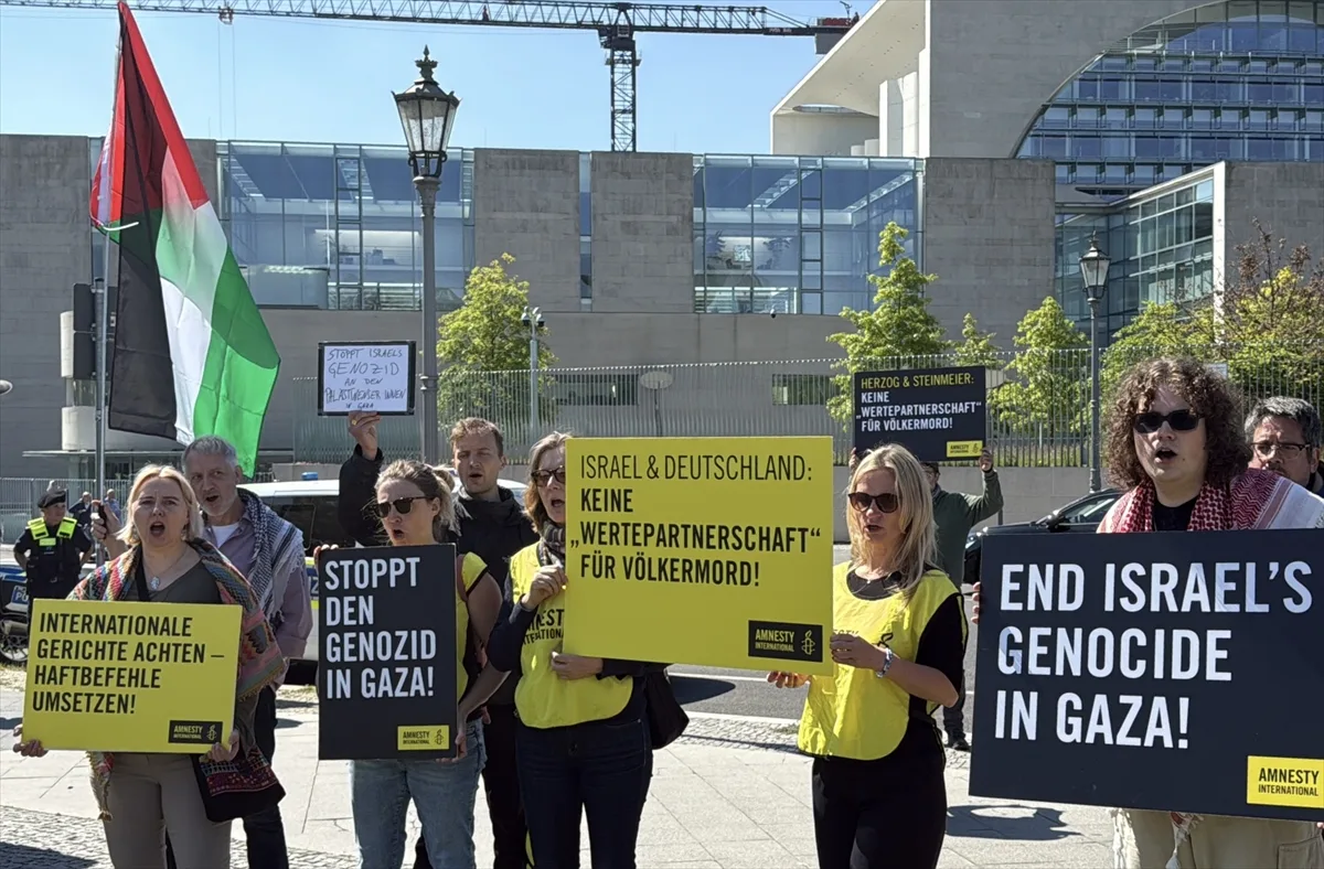 Herzog’un Berlin ziyareti protesto edildi