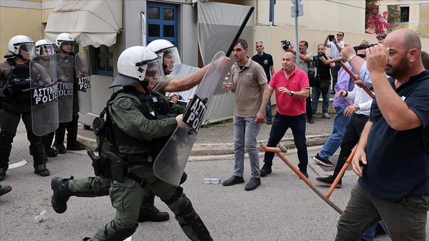 Atina’da taksiciler ile polis arasında arbede yaşandı
