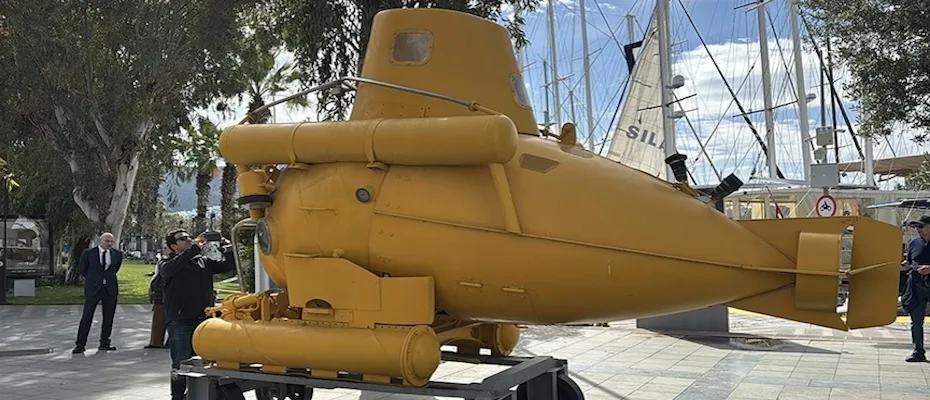 Bodrum’da deniz müzesine verilen denizaltı meydanda sergileniyor