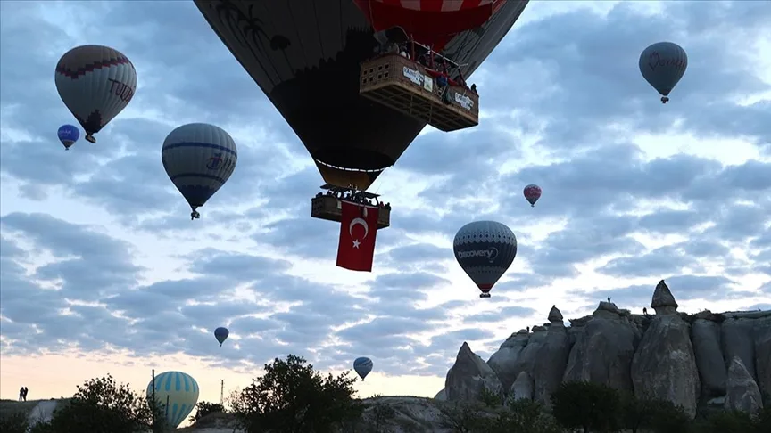 Kapadokya’da gökyüzü Türk bayrakları ve Atatürk posterleriyle süslendi