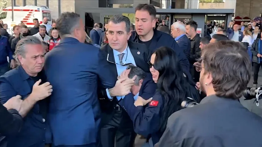 CHP Genel Başkanı Özel’e yumruklu saldırı