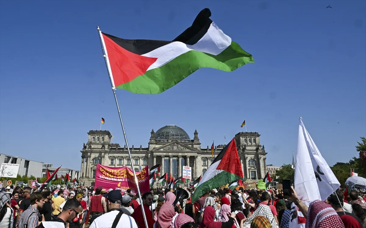 Berlin’de on binlerce kişi “Gazze için birlikte” yürüyüşüne katıldı