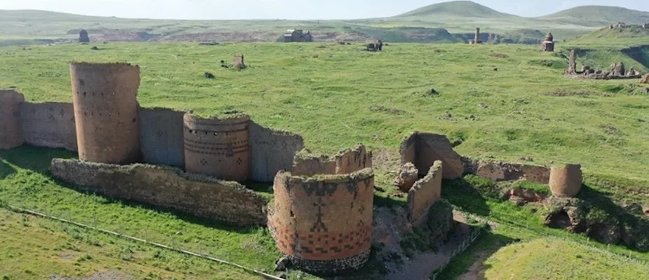 Ani Ören Yeri’ndeki surlar asırlardır ihtişamıyla ayakta duruyor