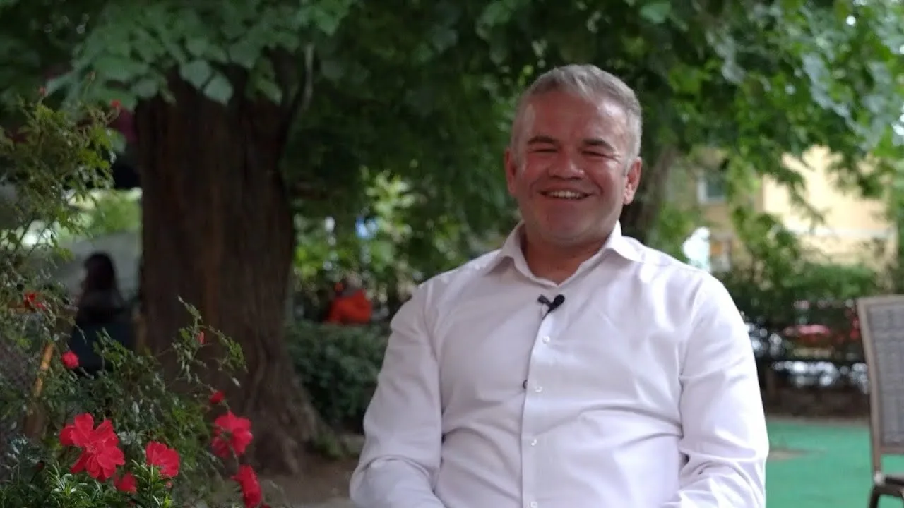 Oktan Erdikmen: “9 yaşında katıldığım yarışmadan kazandığım arabayla göç serüvenimiz başladı.”