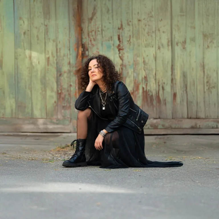 Derya Yıl’dan yeni single:  “Öyleyse Bakma”