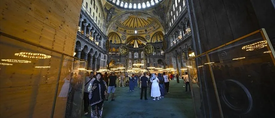 Ayasofya ibadete açıldığı günden bu yana yaklaşık 40 milyon ziyaretçiyi ağırladı