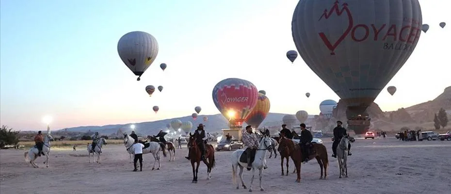 ‘Kapadokya At ve Atçılık Kültürü Festivali’nde karayı atlar havayı balonlar süsledi