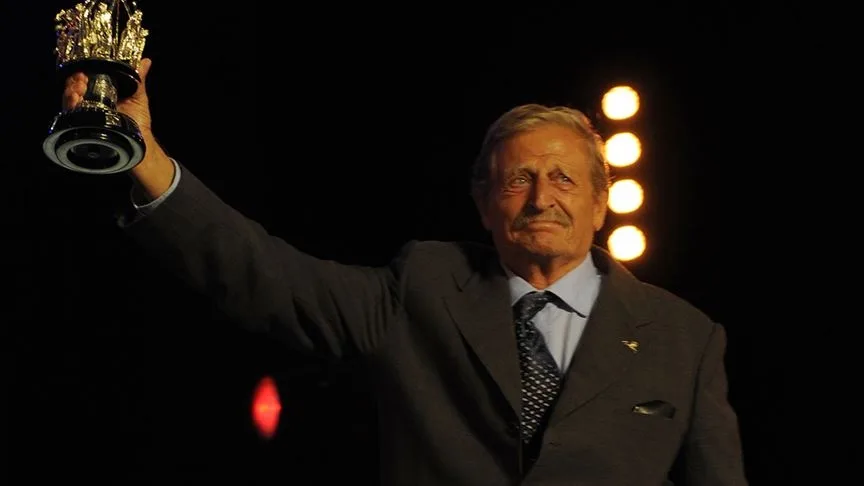 “Bir Garip Orhan Veli” ile 30 yıl sahnede kalan oyuncu: Müşfik Kenter