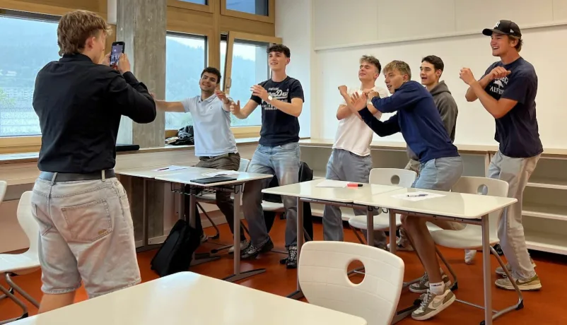 TikTok Fenomeni “BayernElite” Öğrencileri Eğitim Engelini Aşamadı