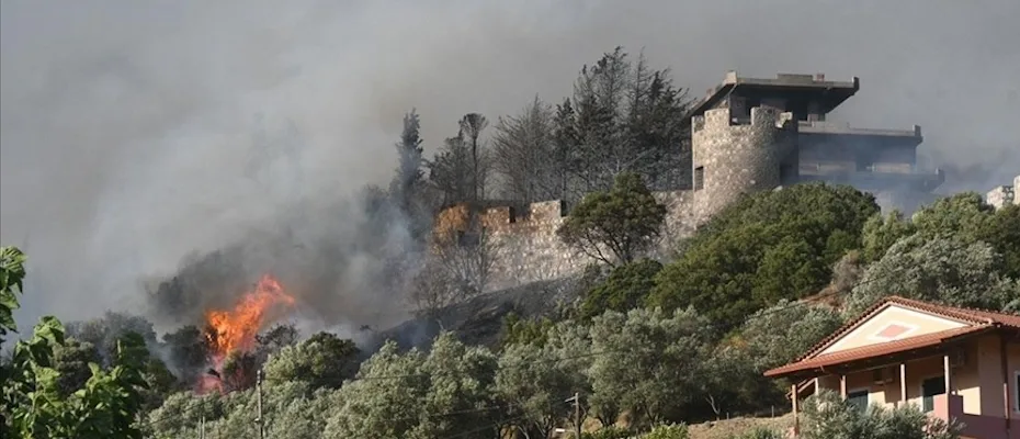 Yunanistan’da orman yangınları nedeniyle gece boyunca tahliyeler devam etti