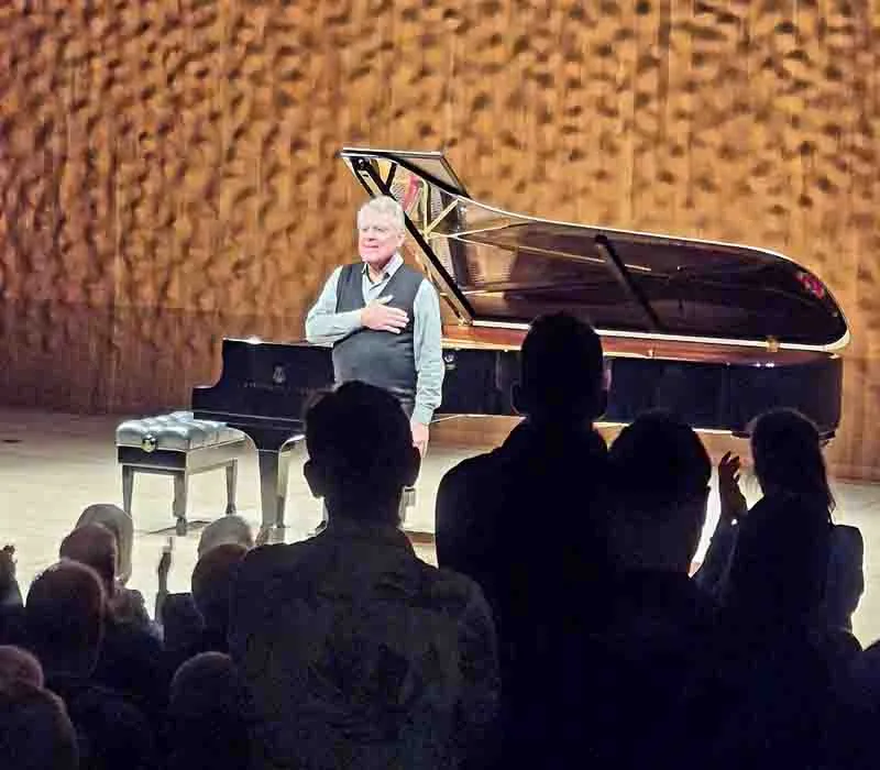 Ünlü Türk Piyanist Hüseyin Sermet Hamburg Elbphilharmonie’de Büyüledi