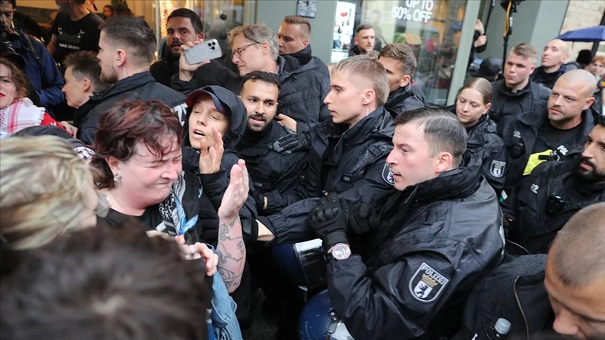 Berlin’de “İsrail” protestosuna polisten sert müdahale