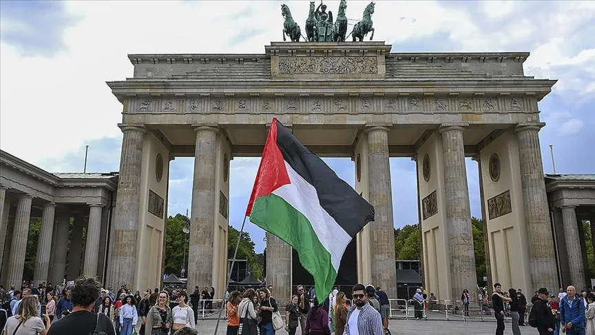 Berlin’de “Gazze’de soykırımı durdurun” çağrısıyla barış gösterisi yapıldı