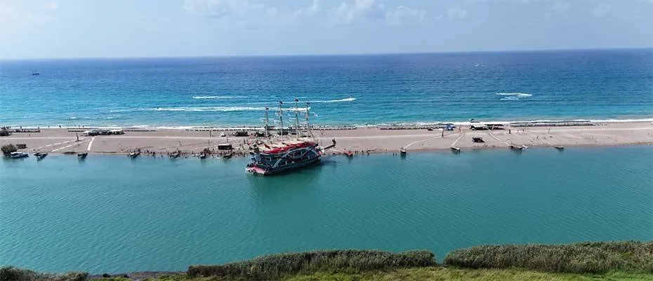 Manavgat’ta nehirden denize uzanan tekne turları