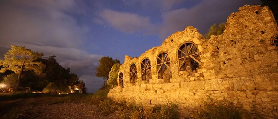 Gece müzeciliği uygulaması Olympos Antik Kenti’ni akşamları da canlandırdı