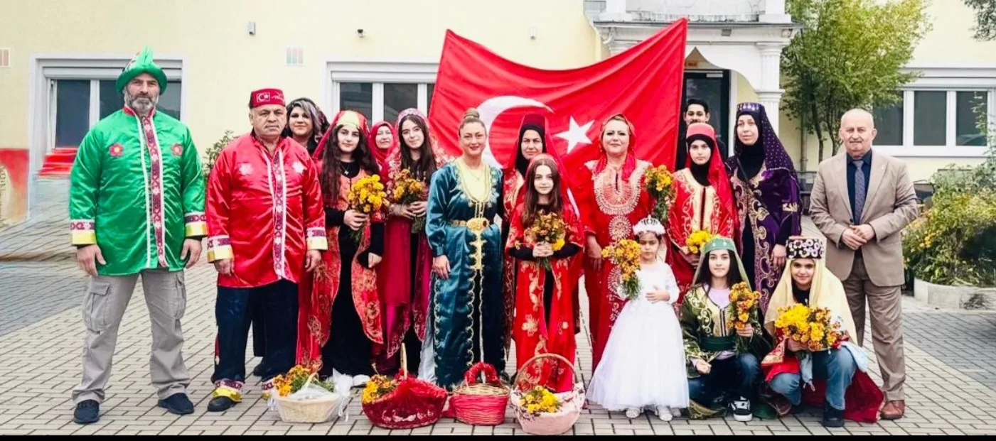 Fürth Hasat Bayramı’nda Türk Folklorcular Alkış Topladı