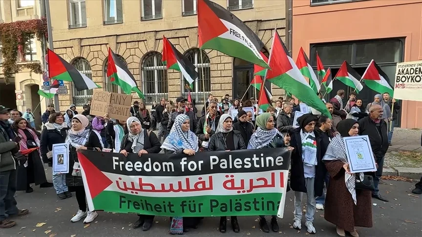 Berlin’de, Filistin destekçilerine akademik ve kültürel alanda uygulanan baskı protesto edildi