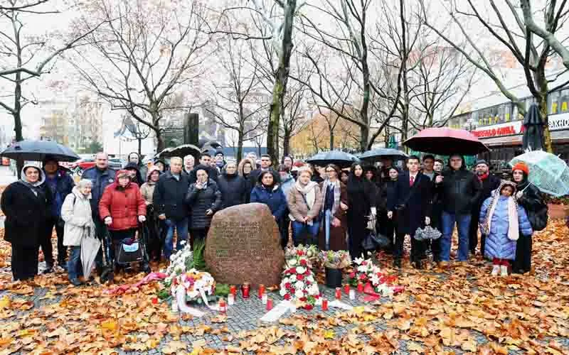 Berlin’de Irkçı Saldırıda Hayatını Kaybeden Mete Ekşi Anıt Taşı Önünde Anıldı