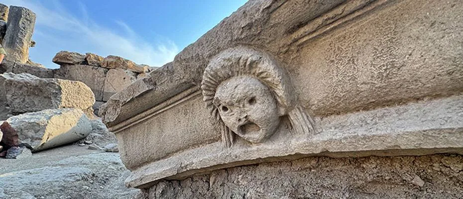 Kastabala Antik Kenti’nde 5 yeni mask kabartması gün yüzüne çıkarıldı