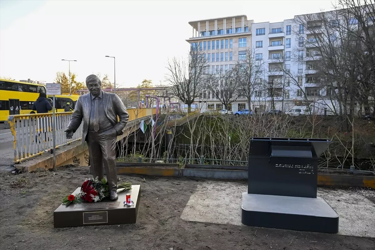 Öldürülen siyasetçinin heykeli CDU Genel Merkezi önüne konuldu