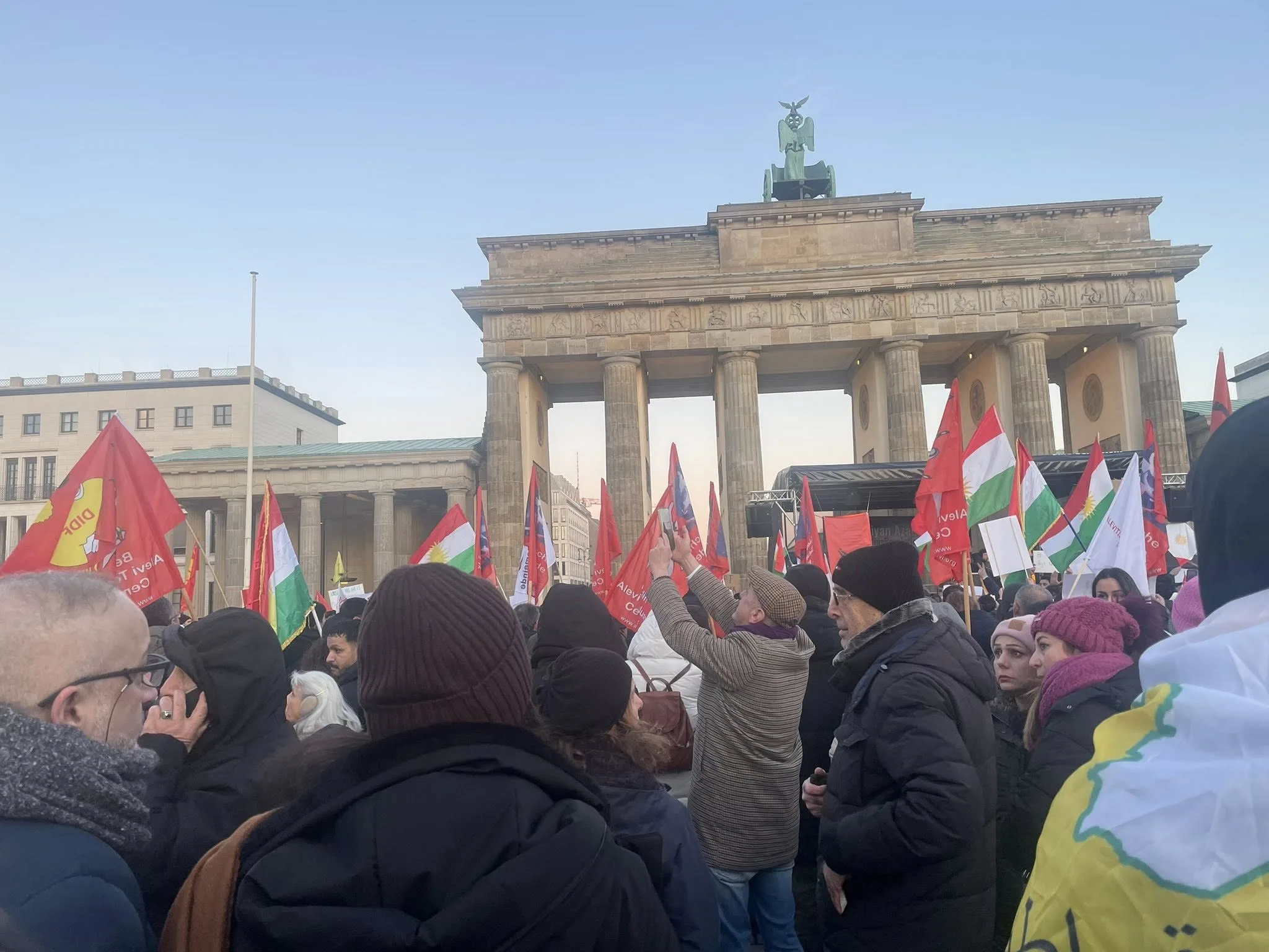 Berlin’de Suriye’deki Katliamlara Karşı Protesto Mitingi