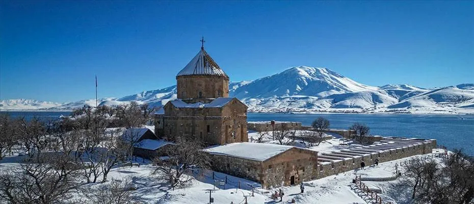 Beyaza bürünen Akdamar Adası kış manzarasıyla ilgi görüyor