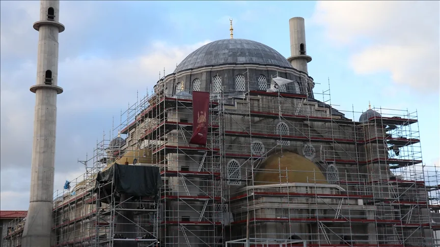 Irkçı söylemin hedefi olan Eyüp Sultan Camisi’ne kısa sürede 50 bin avro bağış yapıldı