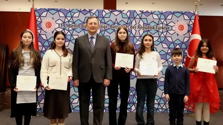 Büyükelçi Turan`dan başarılı öğrencilere ödül