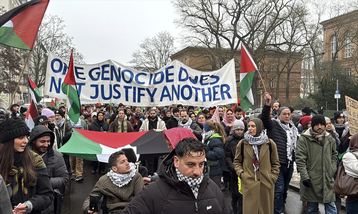 Berlin’de “Soykırımı durdurun” sloganıyla Filistin’e destek gösterisi düzenlendi