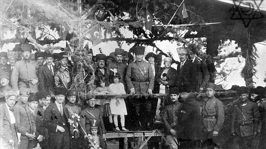 Atatürk’ün “soyağacı” ve az bilinen fotoğrafları albümde toplandı